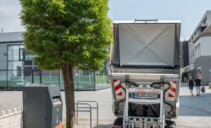 Neben einem Abfallbehälter steht ein Elektromobil in Bremen-Nord. | © Die Bremer Stadtreinigung