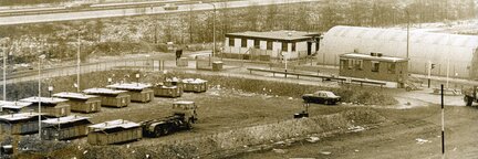 Alte Aufnahme der Blocklanddeponie aus dem Jahr 1975. Vor der Autobahnstrecke sind acht Container vor drei Gebäuden aufgestellt. | © Die Bremer Stadtreinigung