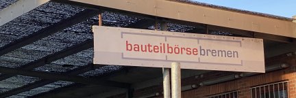 Ein Schild weist das Gelände der bauteilbörse Bremen aus, mit der DBS eine Kooperation hat. | © Die Bremer Stadtreinigung