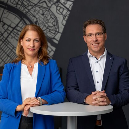 Zu sehen ist der Vorstand von DBS: Daniela Enslein und Volker Schneider-Kühn | © Die Bremer Stadtreinigung