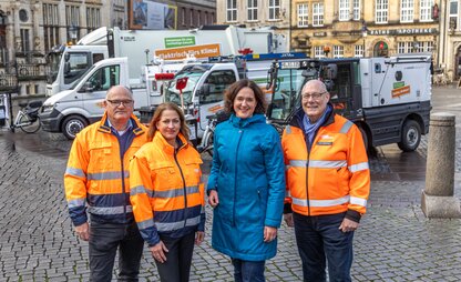 Volker Ernst, Daniela Enslein, Katrin Moosdorf und Thomas Möhring präsentierten gemeinsam einen Teil der neuen E-Flotte auf dem Bremer Marktplatz.  | © Die Bremer Stadtreinigung