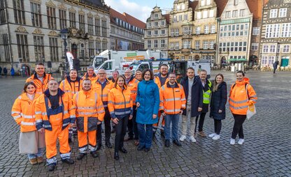 Gemeinsames Foto mit allen Anwesenden, darunter auch die Firmen ZOELLER und Flux Mobility sowie Mitarbeitende von DBS und ALB. | © Die Bremer Stadtreinigung