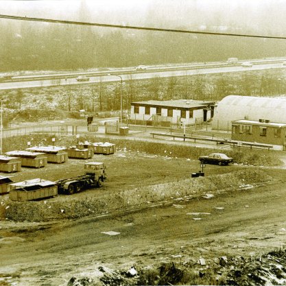 Alte Aufnahme der Blocklanddeponie aus dem Jahr 1975. Vor der Autobahnstrecke sind acht Container vor drei Gebäuden aufgestellt. | © Die Bremer Stadtreinigung