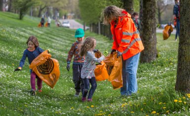 gemeinsames Sammeln beim Werder Clean up